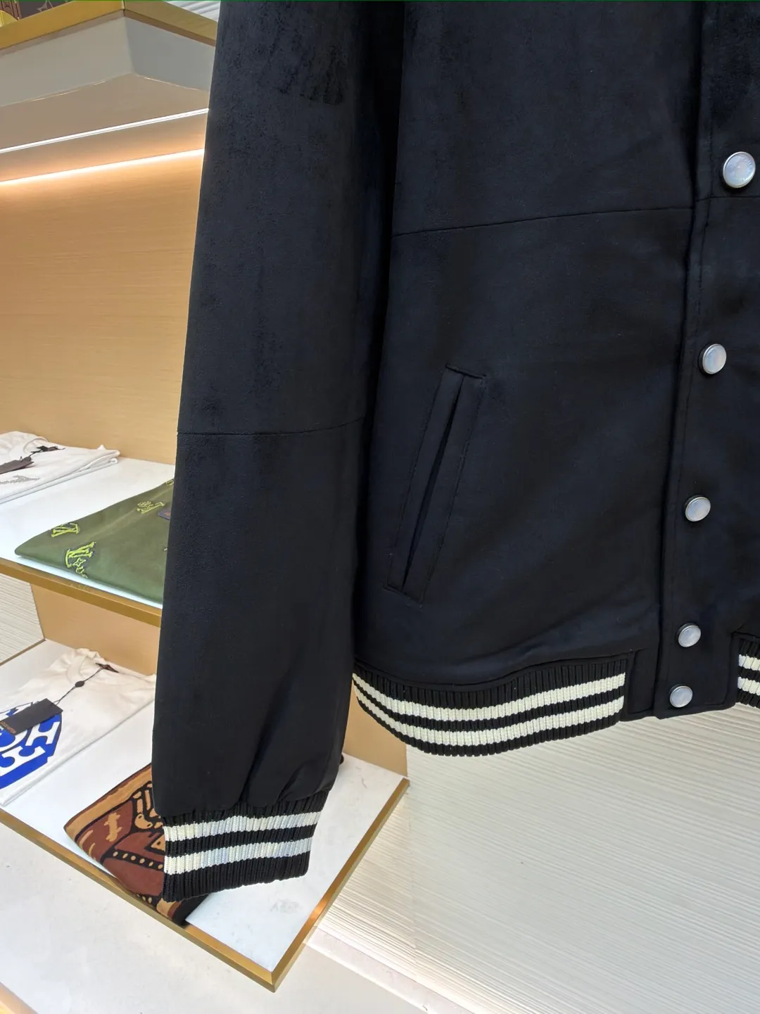 LOUISVUITTON hot-drilled suede sheepskin jacket ●Original version: 50500 purchase and development ●Item number: 1680857-B70 ●Fabric: sheepskin fabric ●Technology: hot-drilled production ●Version: fitted version ●Weight: about 1135 grams ●Size: 46-48-50-52 ●Description: Carefully crafted from custom-made suede black sheepskin imported from Australia, with rhinestones and leather embroidery on the chest, black and white contrasting thread design on the collar, cuffs, and hem, and a snap placket. It can be matched with bottoms of the same season to create a fashionable look, and can be used in various occasions. Customized accessories. The overall wiring is straight and delicate, the fabric is comfortable and soft, and the color is consistent without color difference. It can be matched with the same style to create a fashionable look and control various occasions. Customized accessories, complete with three standards, same style for men and women!